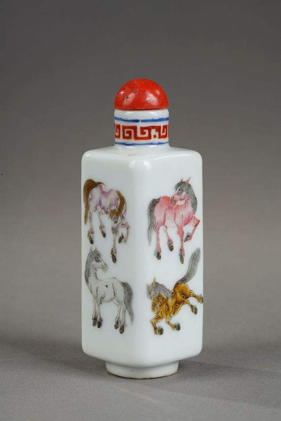 Porcelain snuff bottle decorated with the eight horses of the mythical emperor Mu Wang | MasterArt